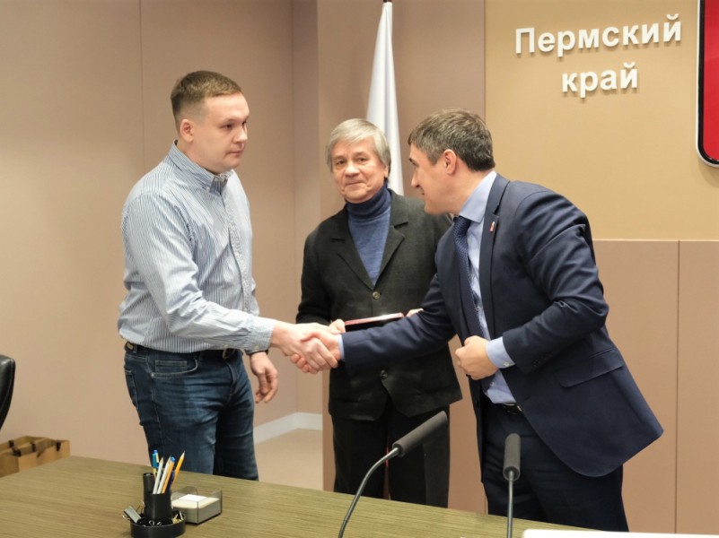 Губернатор Пермского края Дмитрий Махонин вручил пермскому историку Стабровскому и его сыну утерянную медаль их деда и прадеда